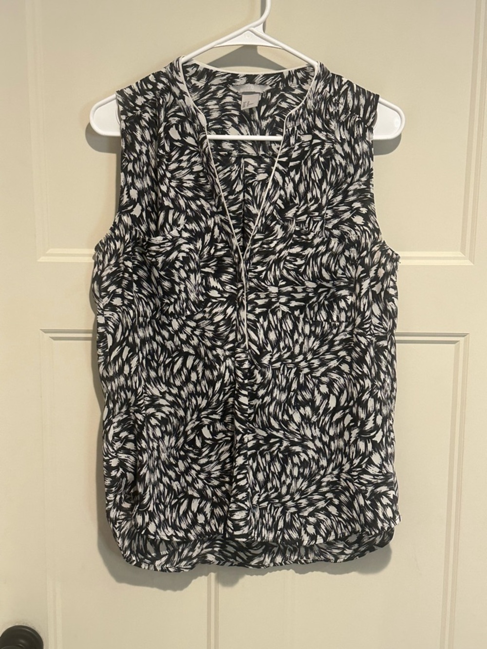 H&M Sleeveless Black & White Printed V-Neck Blouse